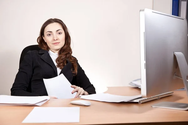 Geschäftsfrau mit Finanzberichten im Büro — Stockfoto