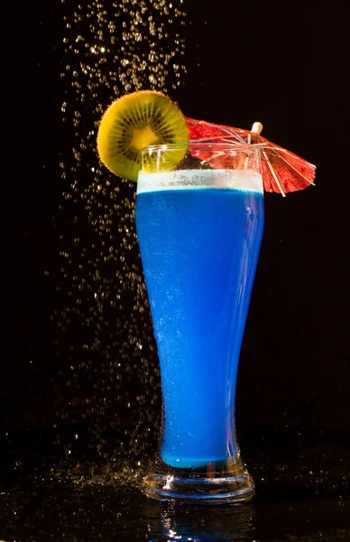 Cocktail blu con kiwi — Foto Stock