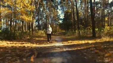 Güneşli sabah ormanda kaçan kız. Spor