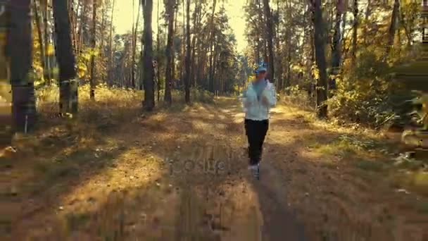 Chica corriendo en el soleado bosque matutino. Deporte — Vídeo de stock