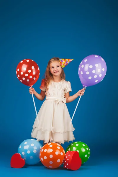 Chica con regalos y globos en el fondo azul . —  Fotos de Stock