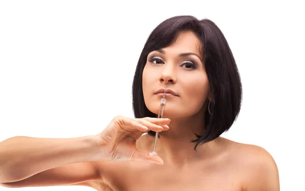 Kvinna kosmetolog med spruta på vit bakgrund — Stockfoto
