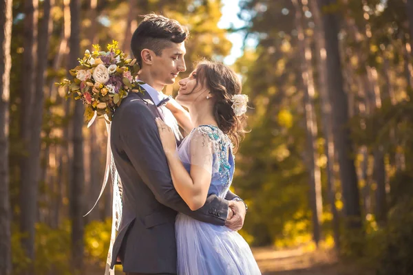 Novomanželé se procházejí v zeleném parku — Stock fotografie