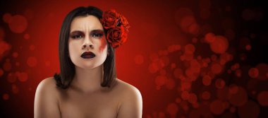 Güzel kadın portresi. Kırmızı Bokeh arka planında akşam makyajı