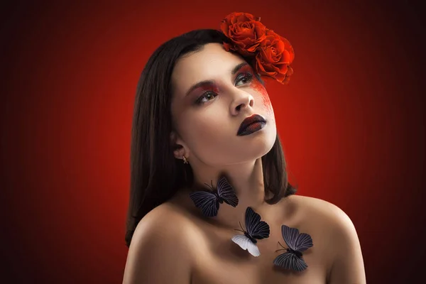 Güzel kadın portresi. Kırmızı Bokeh arka planında akşam makyajı — Stok fotoğraf