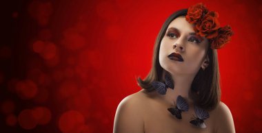 Güzel kadın portresi. Kırmızı Bokeh arka planında akşam makyajı