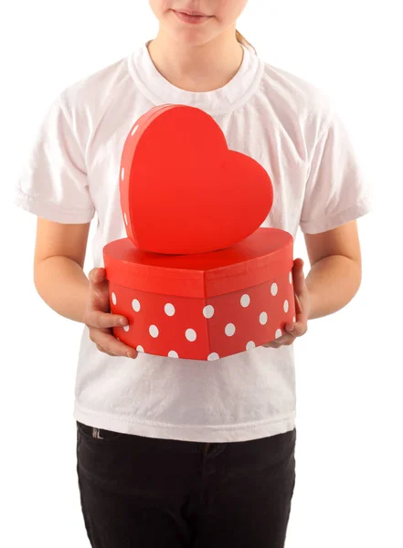 Маленька дівчинка з подарунковими коробками серця в руках — стокове фото