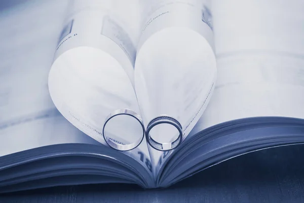 Sign of a heart and beautiful wedding golden rings — Stock Photo, Image