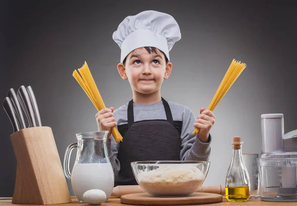 灰色の背景で男の子シェフ料理. — ストック写真