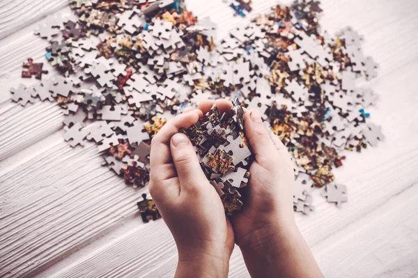 Stukjes van een puzzel in een hand — Stockfoto