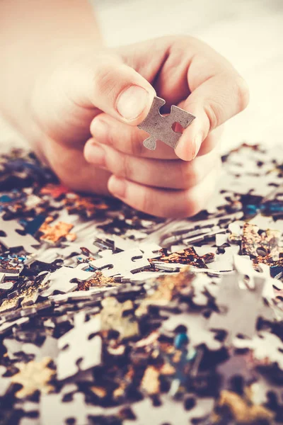 Stukjes van een puzzel in een hand — Stockfoto