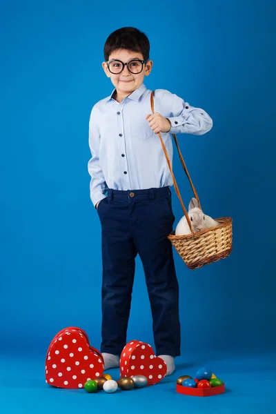 Cute Kid Białym Królikiem Koszyku Pisankami Niebieskim Tle — Zdjęcie stockowe