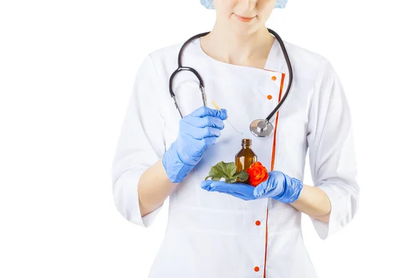 白いコートの女性医師と彼女の手の中に実験的な漢方薬とマスク スタジオ写真 — ストック写真