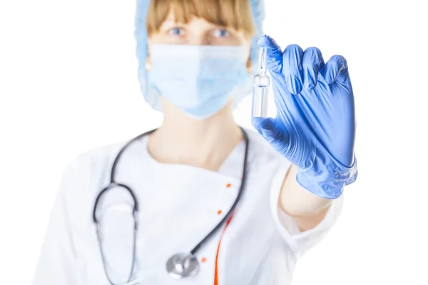白いコートに身を包んだ女性医師と 実験薬を手にマスク スタジオ写真 — ストック写真