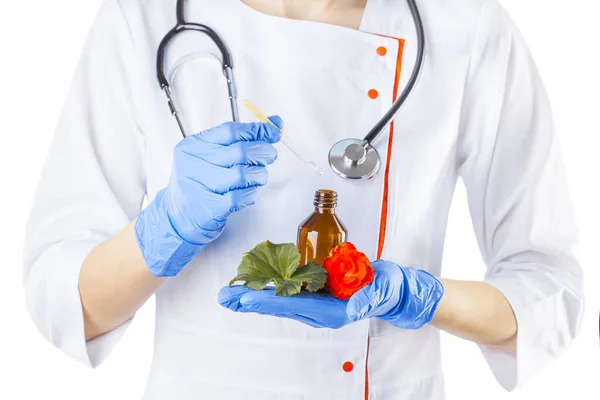 Doctora Mujer Abrigo Blanco Máscara Con Medicamento Base Plantas Experimental —  Fotos de Stock