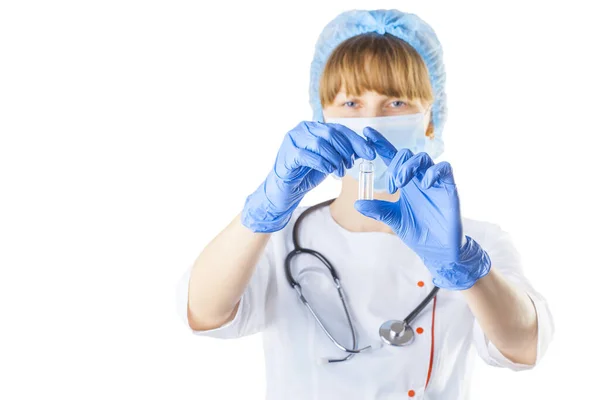 Médica Feminina Casaco Branco Máscara Com Medicamento Experimental Suas Mãos — Fotografia de Stock