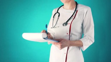 Beyaz önlüklü ve stentoskoplu bir kadın doktor tıbbi bir reçete yazıyor.
