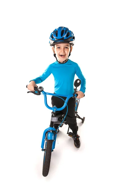Menino com uma bicicleta em um capacete em um fundo azul. vista superior . — Fotografia de Stock