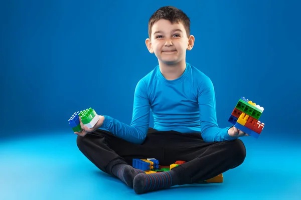 Feliz Criança Jogar Brinquedo Blocos Isolado Fundo Azul — Fotografia de Stock