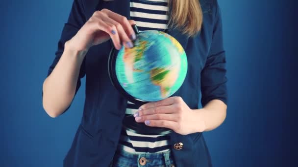 Agencia de viajes con el globo en un fondo azul. — Vídeos de Stock