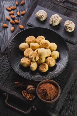 Siyah ahşap arka planda nefis ev yapımı çikolatalı kurabiye topları..