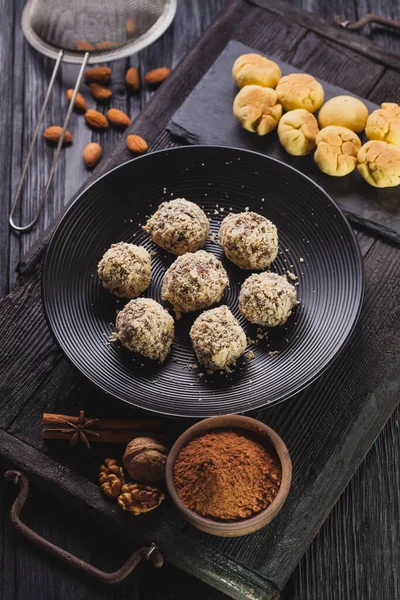 Delicioso caseiro biscoitos de chocolate bolinhas em um fundo de madeira preta . — Fotografia de Stock