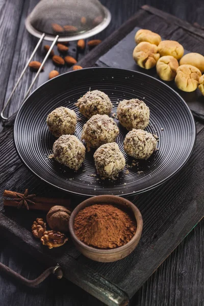 Delicioso caseiro biscoitos de chocolate bolinhas em um fundo de madeira preta . — Fotografia de Stock