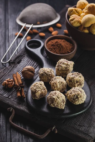 Deliziose palline di biscotti al cioccolato fatte in casa su uno sfondo di legno nero . — Foto Stock