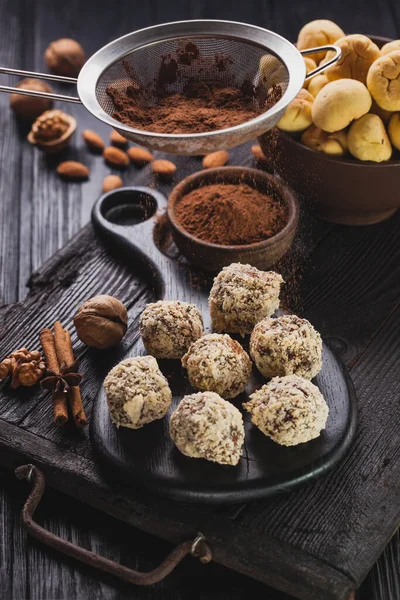 Deliziose palline di biscotti al cioccolato fatte in casa su uno sfondo di legno nero . — Foto Stock