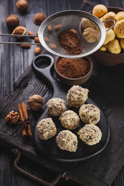 검은 나무 배경에 있는 맛있는 집에서 만든 초콜릿 칩 쿠키 공. — 스톡 사진