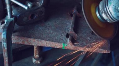 Melek öğütücü kıvılcımlar saçar