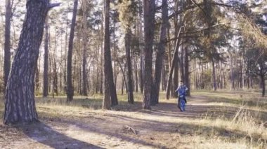 Ormanda bisikletle gezen mutlu çocuk..