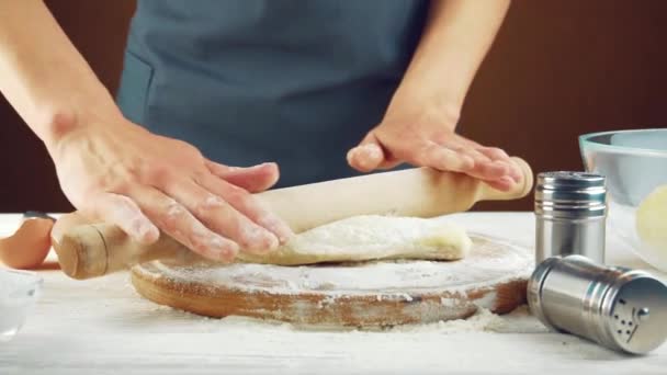Femmina cuoco impasta la pasta su un tavolo di legno. — Video Stock
