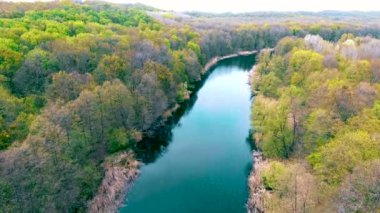 Hava görüntüsü. Güzel bahar nehrinin üzerinde uçarken.