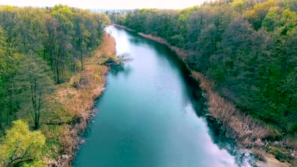 Vista aérea. Voando sobre o belo rio da primavera . — Vídeo de Stock