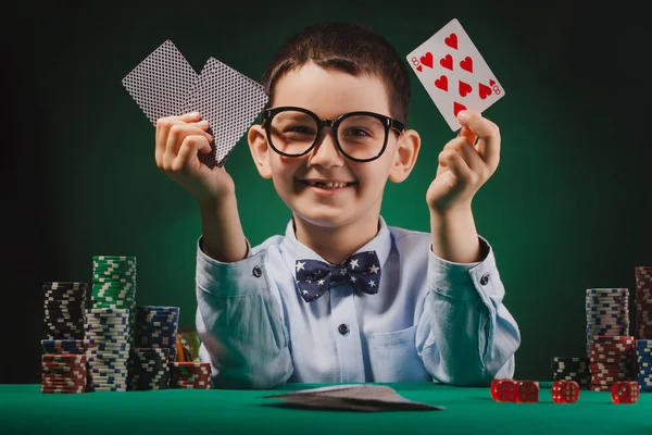 Liten pojke spelar poker på ett kasino. — Stockfoto