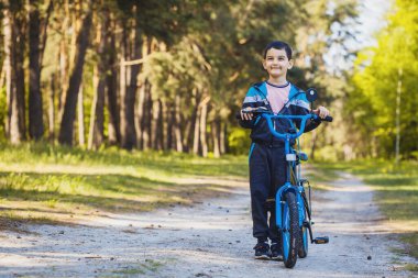 Şirin küçük iş adamının elinde kitaplarla masada ne işi var?