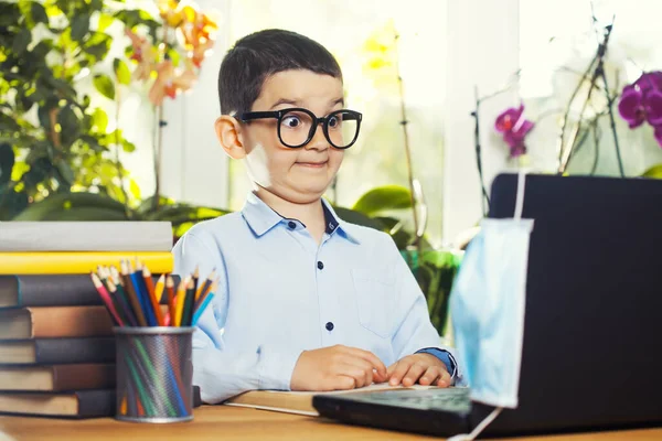 Kind met behulp van laptop voor zijn huiswerk, Kind doen met behulp van laptop zoeken informatie op internet — Stockfoto