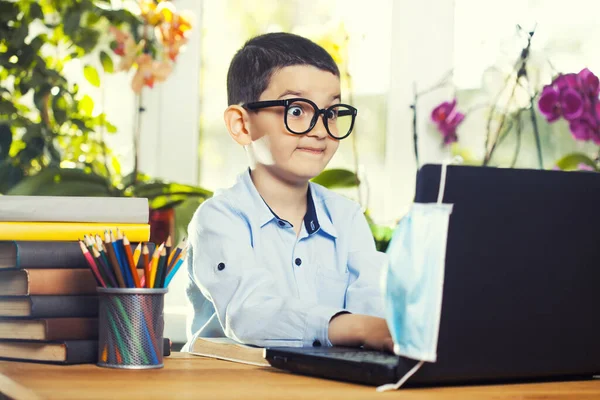 Bambino che utilizza il computer portatile per i suoi compiti, Bambino che fa uso di laptop ricerca informazioni su internet — Foto Stock