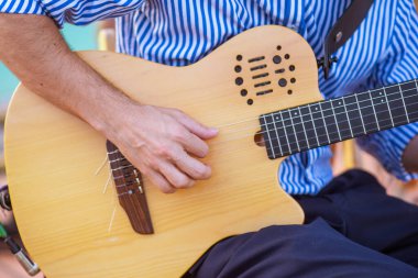 Çalınan İspanyol gitarının yakın çekimi