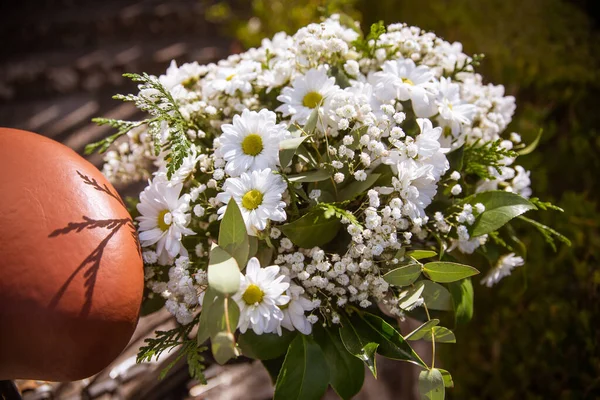 Arrangement de fleurs à un mariage — Photo