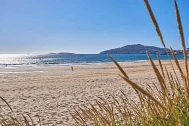 Playa Amerika 'da, Vigo, Galiçya yakınlarında gelgitli boş bir sahil.