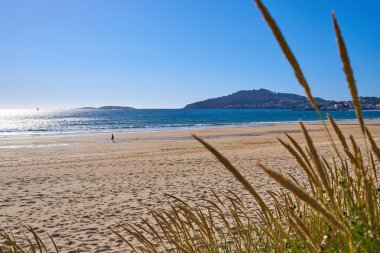 Playa Amerika 'da, Vigo, Galiçya yakınlarında gelgitli boş bir sahil.