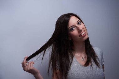 Saçına dokunan bir kadının portresi zarar görmüş gibi.