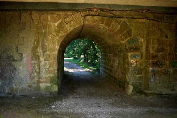 Tunnel abandonné sous les voies ferrées — Photo