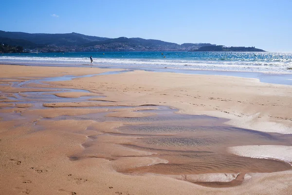Playa vacía con marea baja en Playa América cerca de Vigo, Galicia —  Fotos de Stock