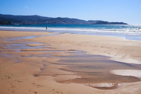 Playa vacía con marea baja en Playa América cerca de Vigo, Galicia —  Fotos de Stock