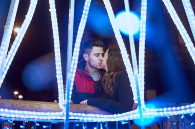 Genç çift Noel ışıklarının tadını çıkarıyor