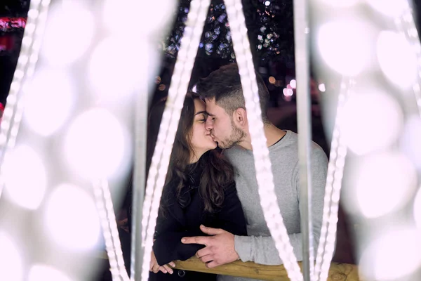 Молодая пара наслаждается Рождественскими огнями — стоковое фото