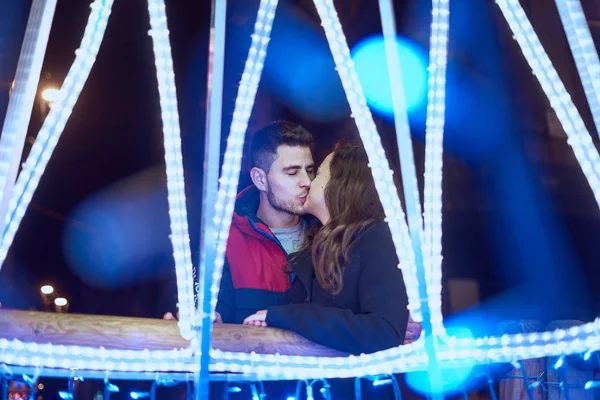 Junges Paar genießt Weihnachtsbeleuchtung — Stockfoto